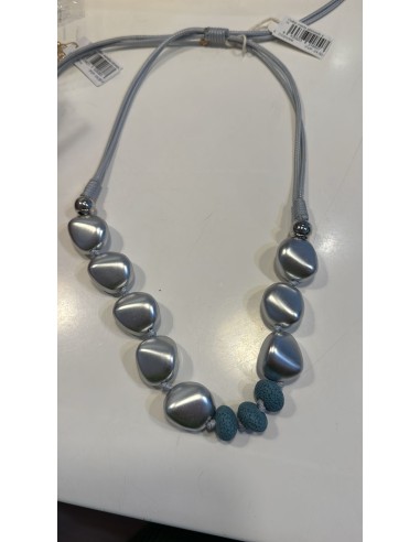 Collar plateado con cordón