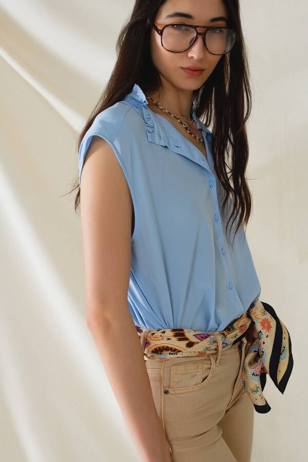 Blusa abotonada azul sin mangas con cuello mao