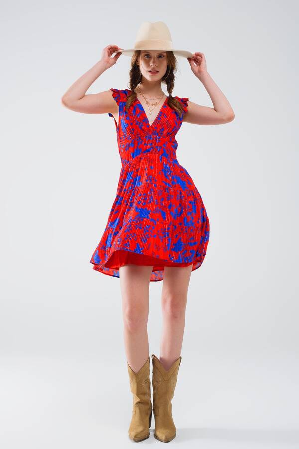 Vestido corto rojo con estampado floral azul y escote en pico