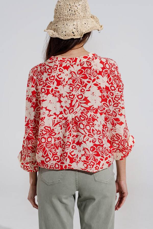 Blusa relajada roja con estampado floral y mangas de campana