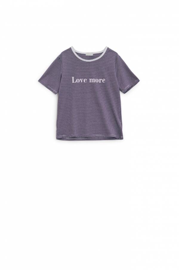 Camiseta blanca con rayas negras y texto Love More