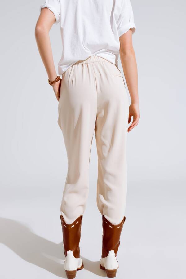 Pantalones En beige Con Bolsillos Delanteros Y Cierre De Cord?n