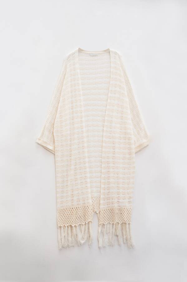 Poncho Crema Estilo Boho Con Punto Pointelle A Rayas Y Detalles De Flecos