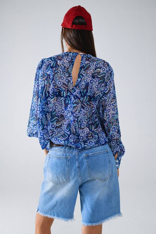 Blusa con estampado abstracto y mangas globo en azul