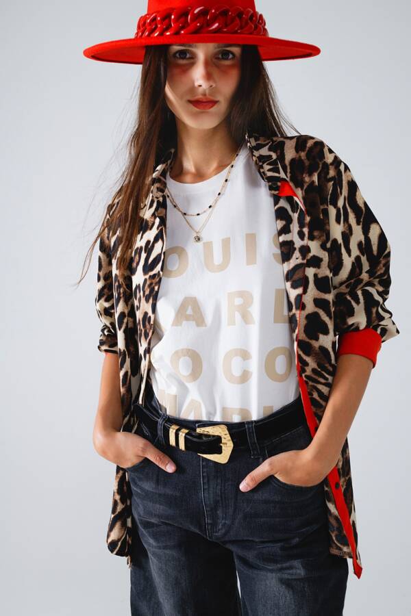 Camisa de leopardo con tapeta de botones roja y detalle de mangas rojas